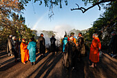 Touristen in Regenmänteln genießen die Victoriafälle. Victoria Falls National Park, Simbabwe.
