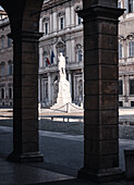 Piazza Roma, symbolträchtiger Platz in der Altstadt von Modena, mit Ciro-Menotti-Statue Modena, Emilia Romagna, Italien