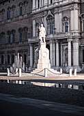 Piazza Roma, symbolträchtiger Platz in der Altstadt von Modena, mit Ciro-Menotti-Statue Modena, Emilia Romagna, Italien