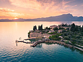 Punta San Vigilio bei Sonnenuntergang. Garda, Provinz Verona, Venetien, Gardasee, Italien.