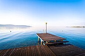 Eine einsame Anlegestelle am Gardasee, Italien.