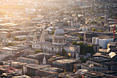 Hohe Ansicht der Stadt London mit der St Paul Church, London, Vereinigtes Königreich