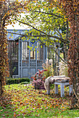 Herbstlicher Garten mit Gartenhaus und Sitzplatz