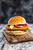 Knuspriger Chickenburger in Buttermilch mariniert mit Panko Panade und Knoblauchsauce
