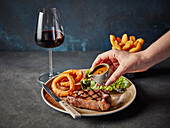 Barbecued steak with onion rings