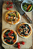 Small pizzas with vegetables