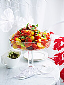 Tomaten-Basilikum-Salat mit Pinienkernen
