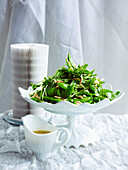 Gemischter Salat aus Erbsen, Minze und gerösteten Mandeln