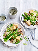 Würziger Tofu mit Soba-Nudeln und grünem Gemüse
