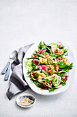 Salat mit geräuchertem Lachs und japanischem Dressing
