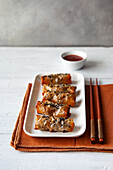Spring rolls with black sesame and dip