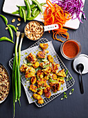 Knuspriges Tempeh mit rotem Curry-Dressing und Reis