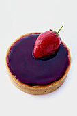Red wine tartlet with strawberry