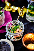 Schichtsalat mit Lachs und Dill im Glas