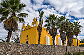 Die koloniale Kirche St. Peter the Apostle wurde im 17. Jahrhundert von den Franziskanern in Cholul, Yucatan, Mexiko, erbaut.