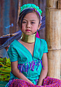 Porträt einer Frau vom Stamm der Kayan im Kayan-Staat Myanmar