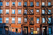 Feuerleitern an Mietshäusern im Stadtteil Harlem, New York City.