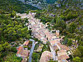 Luftaufnahme von Saint Guilhem le Desert, einer Station auf dem Jakobsweg, Herault, Frankreich, mit der Bezeichnung Les Plus Beaux Villages de France (Die schönsten Dörfer Frankreichs).