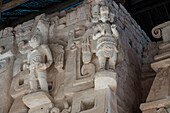Der Tempel "Der Thron" oder "El Trono" auf der Akropolis beherbergte das Grab des Königs Ukit Kan Le'k Tok', der von 770 bis etwa 797 n. Chr. über Ek Balam herrschte. El Trono enthält kunstvolle Stuckarbeiten und Figuren. Die prähispanischen Ruinen der Maya-Stadt Ek Balam in Yucatan, Mexiko.