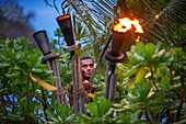 Porträt eines traditionellen fidschianischen Kriegers im Malolo Island Resort und im Likuliku Resort, Mamanucas-Inselgruppe, Fidschi