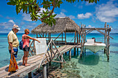 Touristen und kleiner Pier in Fakarava, Tuamotus-Archipel Französisch-Polynesien, Tuamotu-Inseln, Südpazifik.
