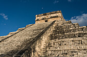 El Castillo oder der Tempel von Kukulkan ist die größte Pyramide in den Ruinen der großen Maya-Stadt Chichen Itza, Yucatan, Mexiko. Die prähispanische Stadt Chichen-Itza gehört zum UNESCO-Weltkulturerbe.