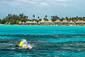 Tauchgang vor den Überwasserbungalows des Hotels Hilton Bora Bora Nui Resort auf der Insel Bora Bora
