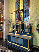 Eine Christusstatue mit dem Kreuz auf einem Altar in der Kathedrale Unserer Lieben Frau von Loreto, Mendoza, Argentinien.