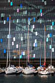 Konzertsaal und Konferenzzentrum Harpa und Boote im Hafen von Reykjavik, Island