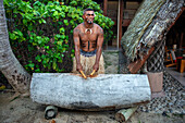 Traditioneller fidschianischer Krieger beim Trommeln im Malolo Island Resort und Likuliku Resort, Mamanucas-Inselgruppe, Fidschi