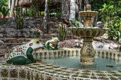 Ein gekachelter Brunnen mit Keramikfröschen auf dem Gelände des Mayaland Hotels in Chichen Itza, Yucatan, Mexiko.