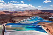 Verdunstungsteiche in einem Kalibergwerk, in dem Kali im Lösungsbergbauverfahren in der Nähe von Moab, Utah, gewonnen wird. Blauer Farbstoff wird hinzugefügt, um die Verdunstung zu beschleunigen.