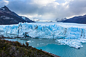 Perito-Moreno-Gletscher und Lago Argentino im Los-Glaciares-Nationalpark bei El Calafate, Argentinien. Ein UNESCO-Weltnaturerbe in der Region Patagonien in Südamerika. Rechts ist Cordon Reichert zu sehen, links der Gipfel des Cerro Moreno.