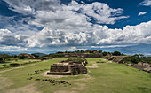 Blick auf das Observatorium und den Hauptplatz von der Südplattform der präkolumbianischen zapotekischen Ruinen von Monte Alban in Oaxaca, Mexiko. Ein UNESCO-Weltkulturerbe.