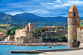 Königsschloss von Collioure und Strandlandschaft des malerischen Dorfes Colliure in der Nähe von Perpignan in Südfrankreich Languedoc-Roussillon Cote Vermeille Midi Pyrenees Occitanie Europa