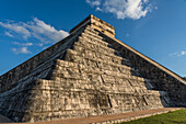 El Castillo oder der Tempel von Kukulkan ist die größte Pyramide in den Ruinen der großen Maya-Stadt Chichen Itza, Yucatan, Mexiko. Die prähispanische Stadt Chichen-Itza gehört zum UNESCO-Weltkulturerbe.