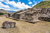 Gebäude B in den Ruinen der prähispanischen Zapotekenstadt Dainzu im Zentraltal von Oaxaca, Mexiko.