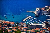 Blick auf den alten Hafen von Dubrovnik von oben, Kroatien