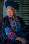 Frau von den Schwarzen Hmong in einem Dorf bei Dong Van in Vietnam