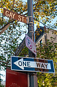 The Gay Street in Greenwich Village street. At the end of this tiny street, at 15 Christopher St, the famous bookstore specializing in gay themed on the world and served as a reference and resistance to movement for many years homosexual Oscar Wilde Bookshop was until early 2009, although the Gay street itself and attracts many curious only to photograph the sign, including the sign postcards and paintings are sold. Gay Street: And its elegant Federal-style houses in the novel by Ruth McKenney about life in the Village, My Sister Eileen.