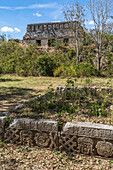 Der Friedhofskomplex in den Ruinen der Maya-Stadt Uxmal in Yucatan, Mexiko. Die prähispanische Stadt Uxmal - ein UNESCO-Weltkulturerbe.