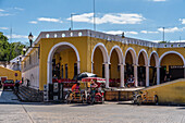 Lastendreiräder vor dem Markt in Izamal, Yucatan, Mexiko, bekannt als die Gelbe Stadt. Die historische Stadt Izamal gehört zum UNESCO-Weltkulturerbe.