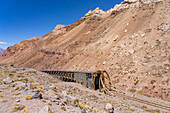 Lawinenschneeschuppen auf der ehemaligen Transandinenbahn bei Puente del Inca in den argentinischen Anden.