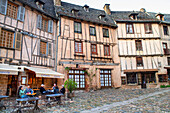 Das kleine mittelalterliche Dorf Conques in Frankreich. Es zeigt dem Besucher seine Abteikirche und die mit Schieferdächern gedeckten Häusergruppen. Kreuzung von engen Gassen und Monolithen für die Gefallenen des Krieges im alten mittelalterlichen Dorf Conques am Ufer des Flusses Dordou