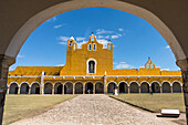 Das Kloster von San Antonio oder Sankt Antonius von Padua wurde 1549 gegründet und 1562 fertiggestellt. Es wurde auf dem Fundament einer großen Maya-Pyramide errichtet. Izamal, Yucatan, Mexiko. Die historische Stadt Izamal gehört zum UNESCO-Weltkulturerbe.