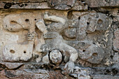 Stuckfiguren im Tempel der Fresken in den Ruinen der Maya-Stadt Tulum an der Küste des Karibischen Meeres. Tulum-Nationalpark, Quintana Roo, Mexiko.