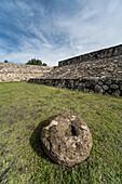 Der Ballspielplatz bei den zapotekischen Ruinen von Yagul ist der größte Ballspielplatz im Oaxaca-Tal in Mexiko.