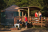 Eine Familie zeltet in einer Jurte im South Beach State Park in der Nähe von Newport an der zentralen Küste Oregons.