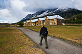 Beginn einer Wanderung auf dem W Trek vom Hotel Las Torres Patagonia, Torres del Paine National Park, Patagonien, Chile