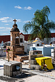 Bunte Grabsteine auf einem Friedhof in Cacalchen, Yucatan, Mexiko.